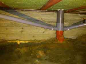 Успешный монтаж канализационных труб в подвальном помещении, от выпускной трубы под полом