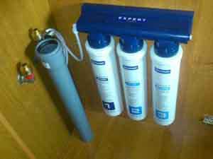 Установка фильтра для очистки воды под мойку и разводка трубопроводов с горячей и холодной водой, а также выпускного трубопровода канализации