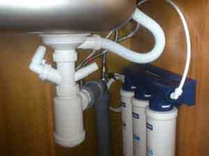 Установка сантехники – подключение сифона и смесителя, а также фильтра для очистки воды под мойкой